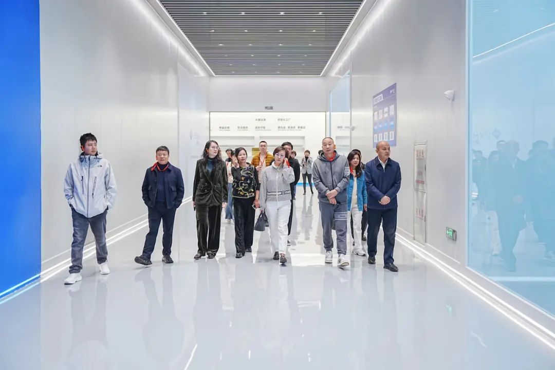 新疆昌吉市市长马长江，长江商学院CEO17期企业家一行莅临琏升光伏参观调研